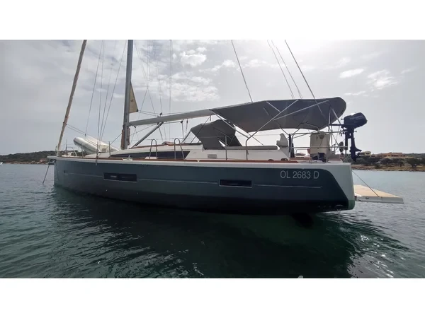 Dufour 520 GL - Yacht Charter Sailica