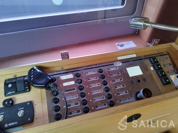 Dufour 520 GL - Yacht Charter Sailica