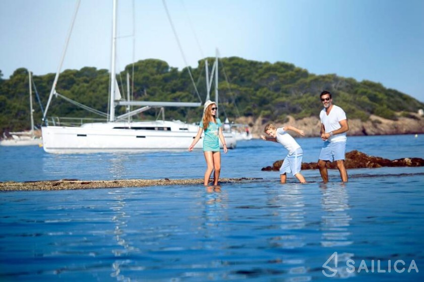 Bavaria 41 Cruiser - Yacht Charter Sailica