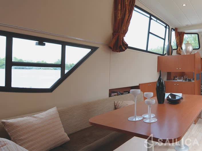 Minuetto 6+ - Yacht Charter Sailica