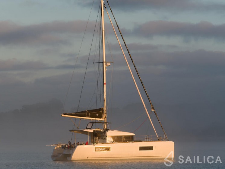 Lagoon 42 - Yacht Charter Sailica