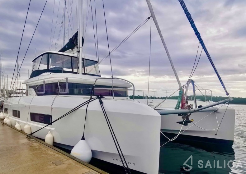 Lagoon 55 - Yacht Charter Sailica