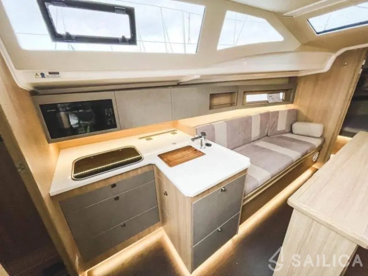 Maxus 34 - Yacht Charter Sailica