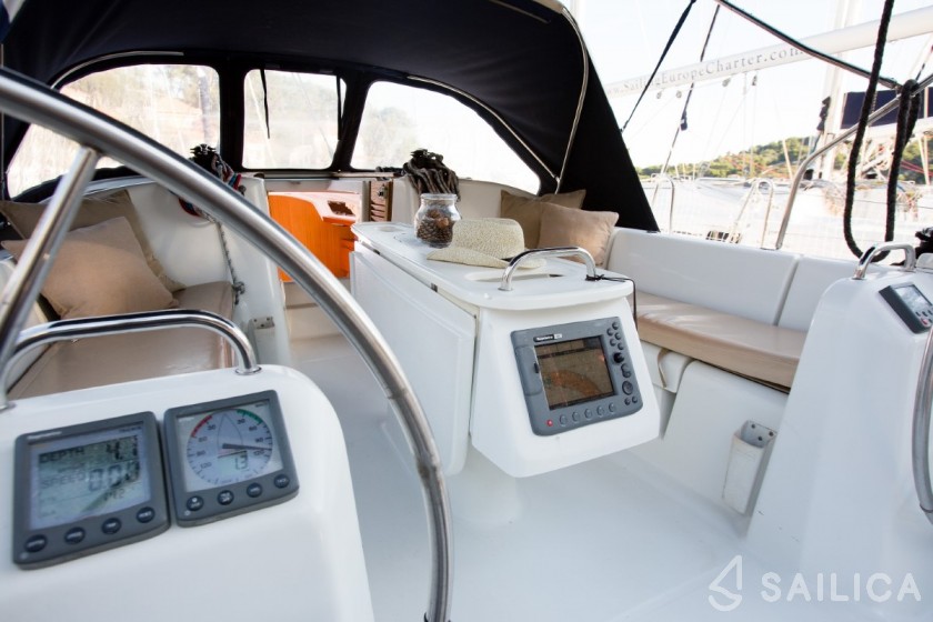 Cyclades 39.3 - Yacht Charter Sailica