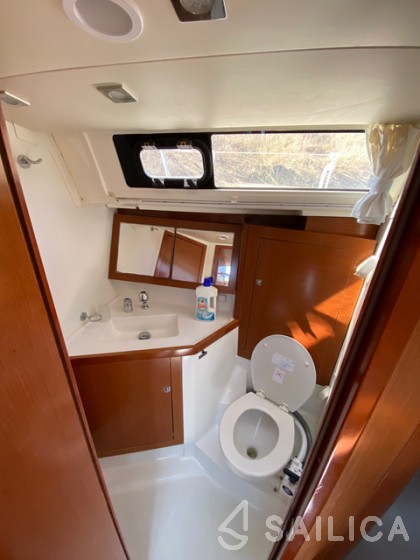 Oceanis 45 - Yacht Charter Sailica