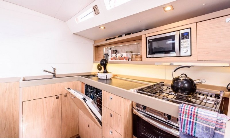 Oceanis 48 - Yacht Charter Sailica