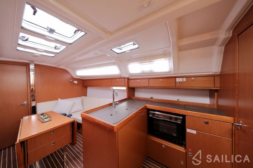 Bavaria 37 Cruiser - Yacht Charter Sailica