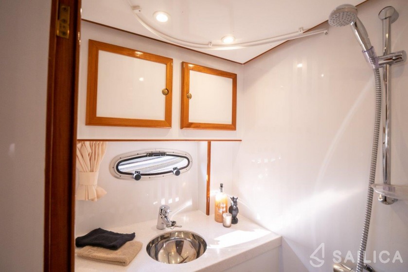 De Drait DeLuxe 42 - Yacht Charter Sailica