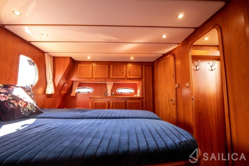 De Drait DeLuxe 42 - Yacht Charter Sailica