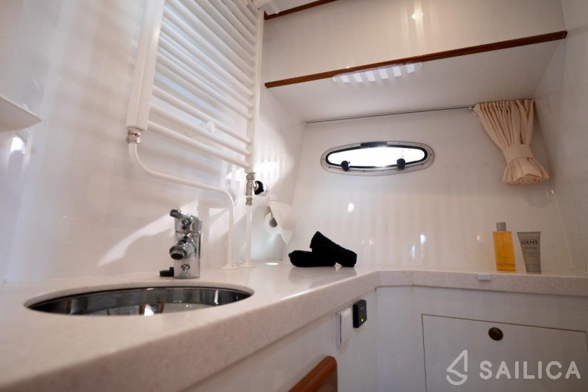 De Drait DeLuxe 42 - Yacht Charter Sailica