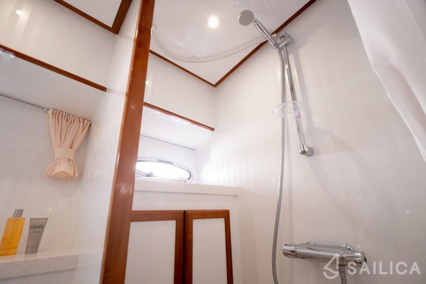 De Drait DeLuxe 42 - Yacht Charter Sailica