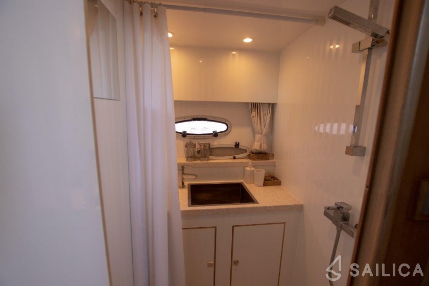 De Drait DeLuxe 42 - Yacht Charter Sailica