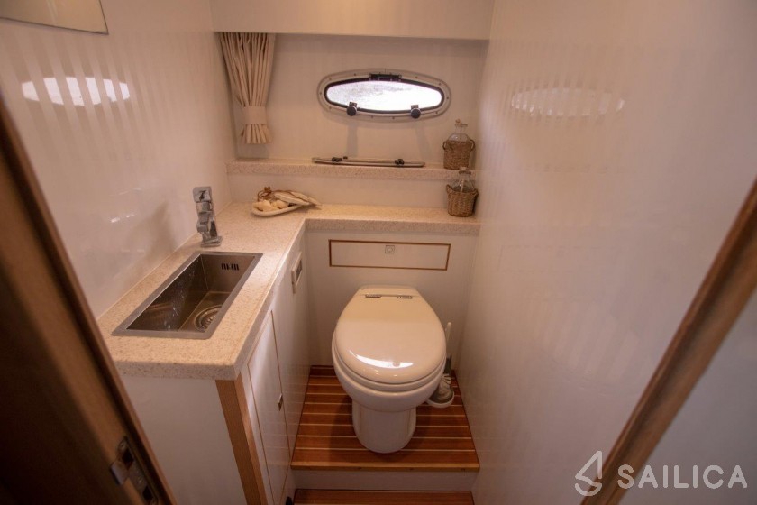 De Drait DeLuxe 42 - Yacht Charter Sailica