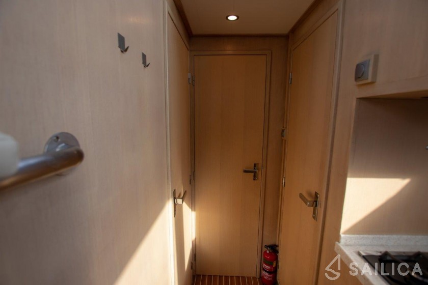 De Drait DeLuxe 42 - Yacht Charter Sailica