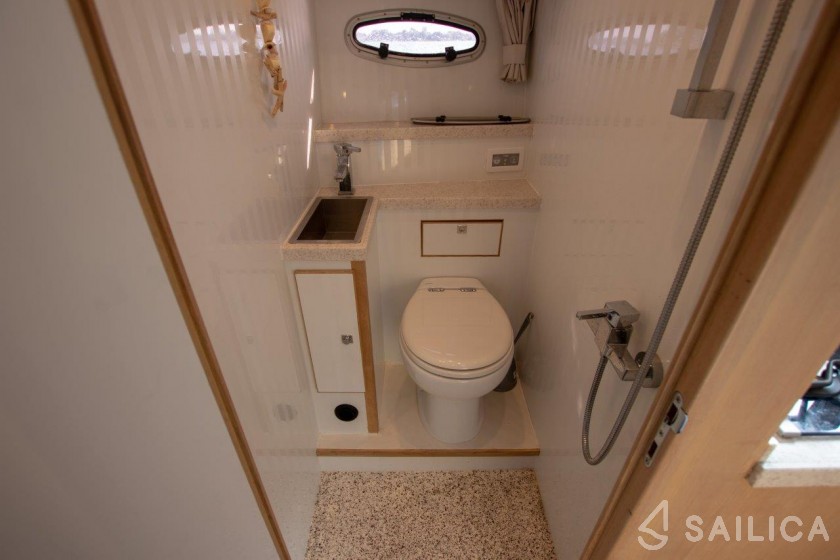De Drait DeLuxe 42 - Yacht Charter Sailica