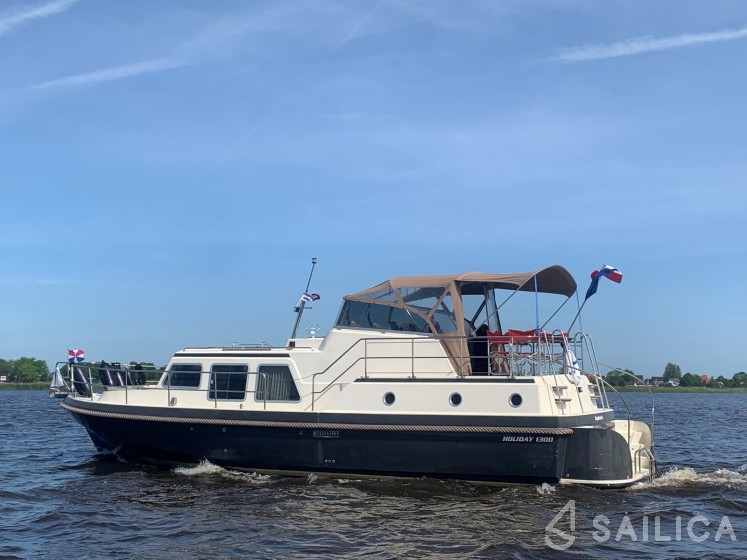 Holiday 1300 - Yacht Charter Sailica