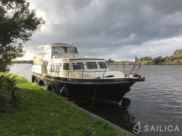 Holiday 1300 - Yacht Charter Sailica