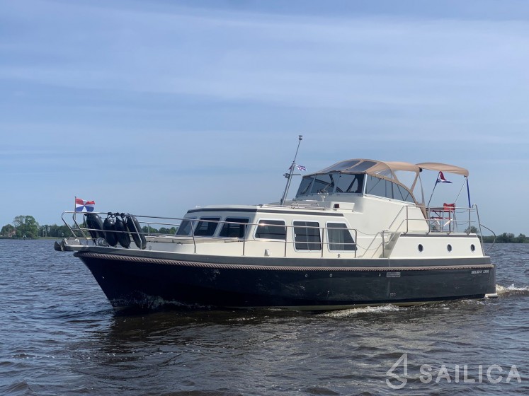 Holiday 1300 - Yacht Charter Sailica