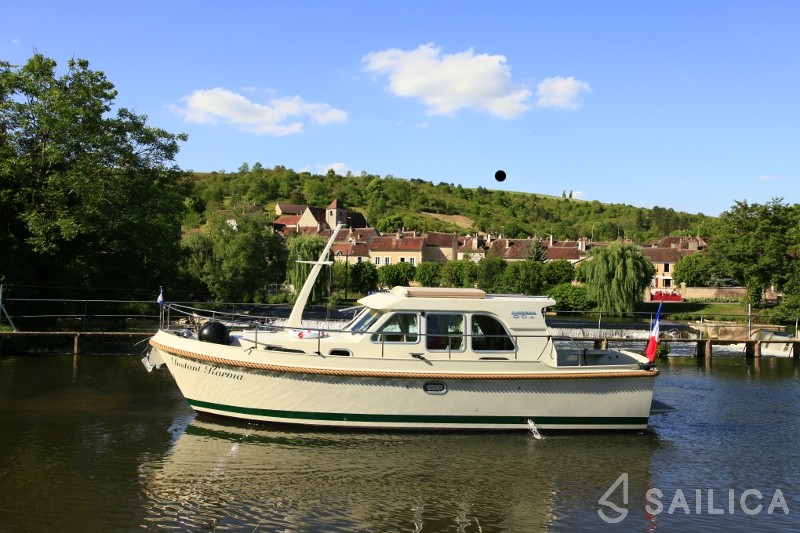 Linssen Grand Sturdy 29.9 Sedan - Yacht Charter Sailica