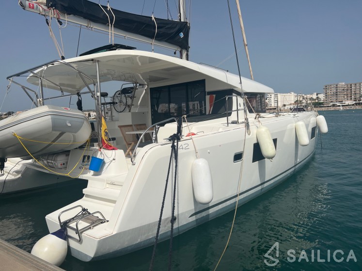 Lagoon 42 - Yacht Charter Sailica