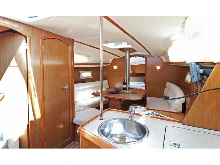 Sun Odyssey 32i - Yacht Charter Sailica