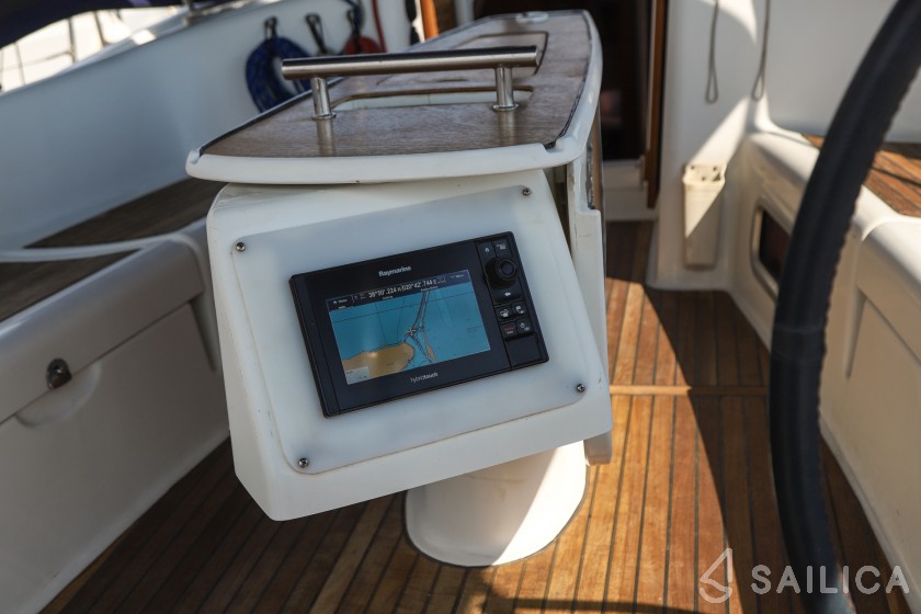 Oceanis 43 - Yacht Charter Sailica
