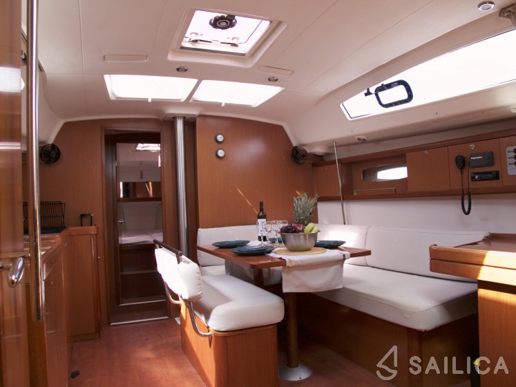 Oceanis 43 - Yacht Charter Sailica