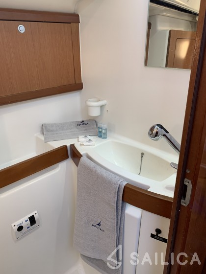 Oceanis 43 - Yacht Charter Sailica