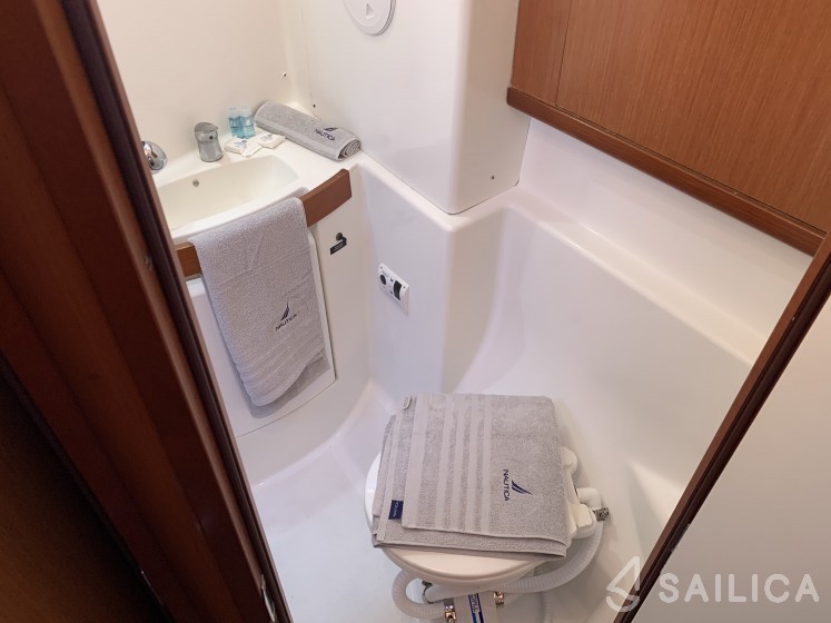 Oceanis 43 - Yacht Charter Sailica