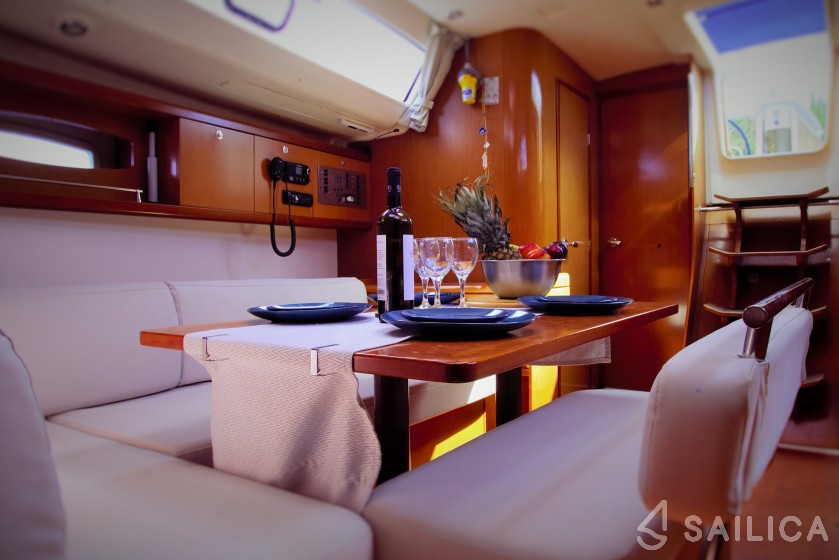 Oceanis 43 - Yacht Charter Sailica