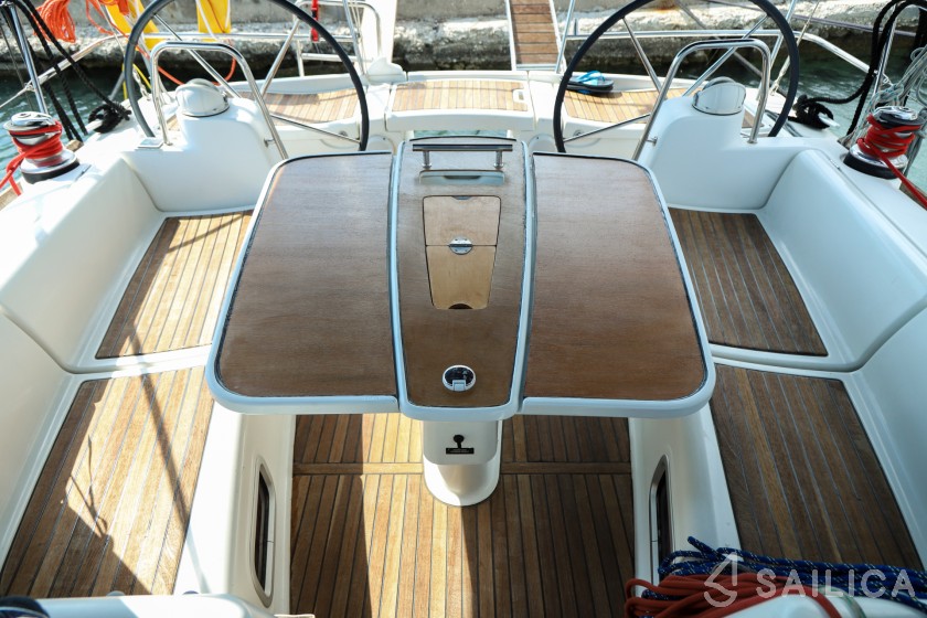 Oceanis 43 - Yacht Charter Sailica