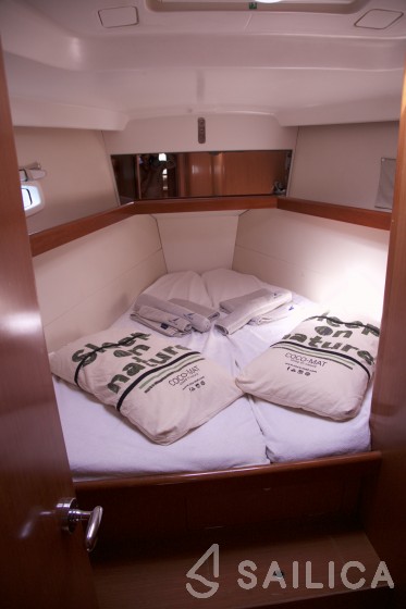 Oceanis 43 - Yacht Charter Sailica