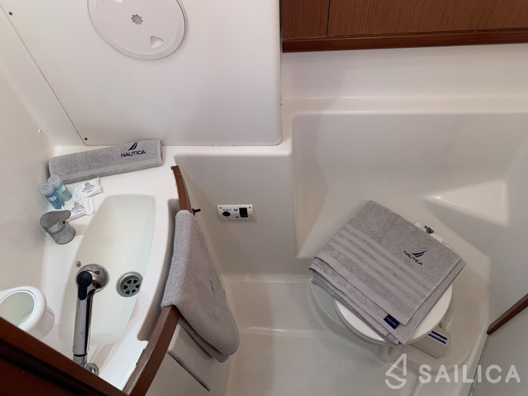 Oceanis 43 - Yacht Charter Sailica