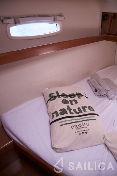 Oceanis 43 - Yacht Charter Sailica