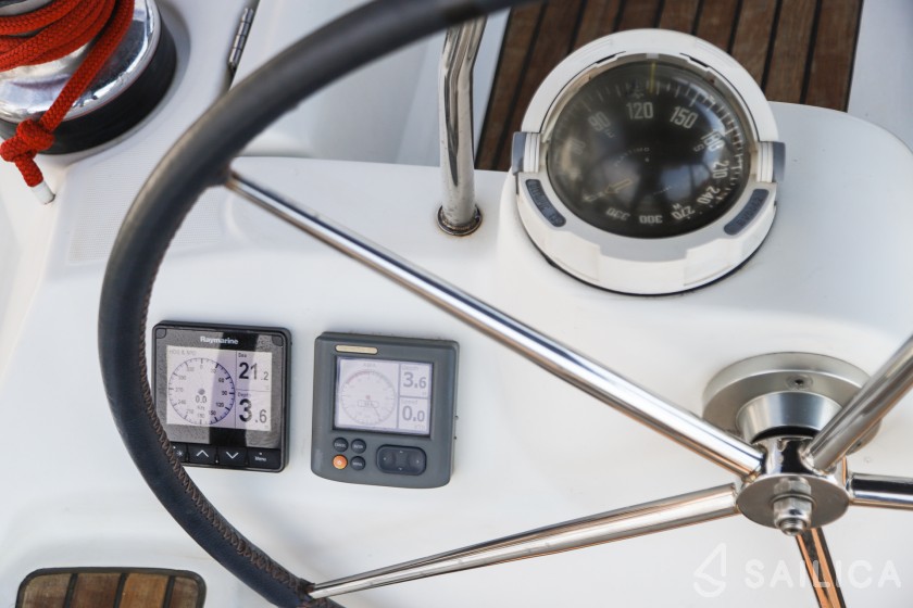 Oceanis 43 - Yacht Charter Sailica