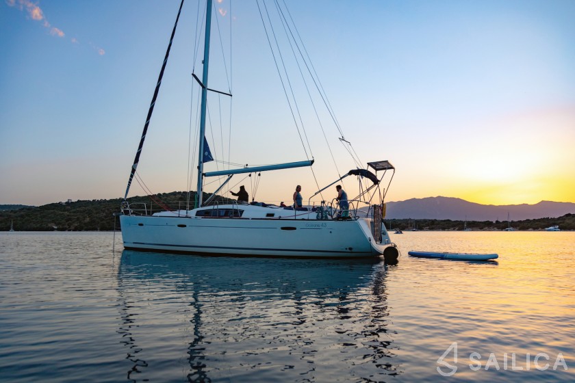 Oceanis 43 - Yacht Charter Sailica