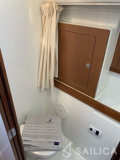 Oceanis 43 - Yacht Charter Sailica