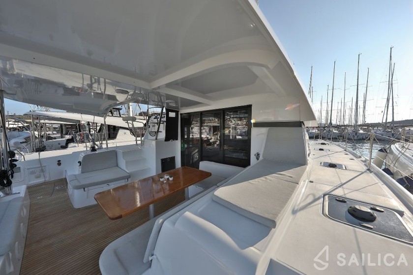 Lagoon 42 - Yacht Charter Sailica