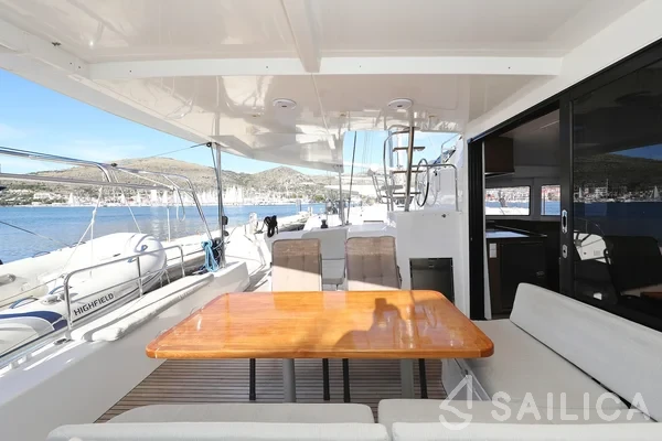 Lagoon 42 - Yacht Charter Sailica