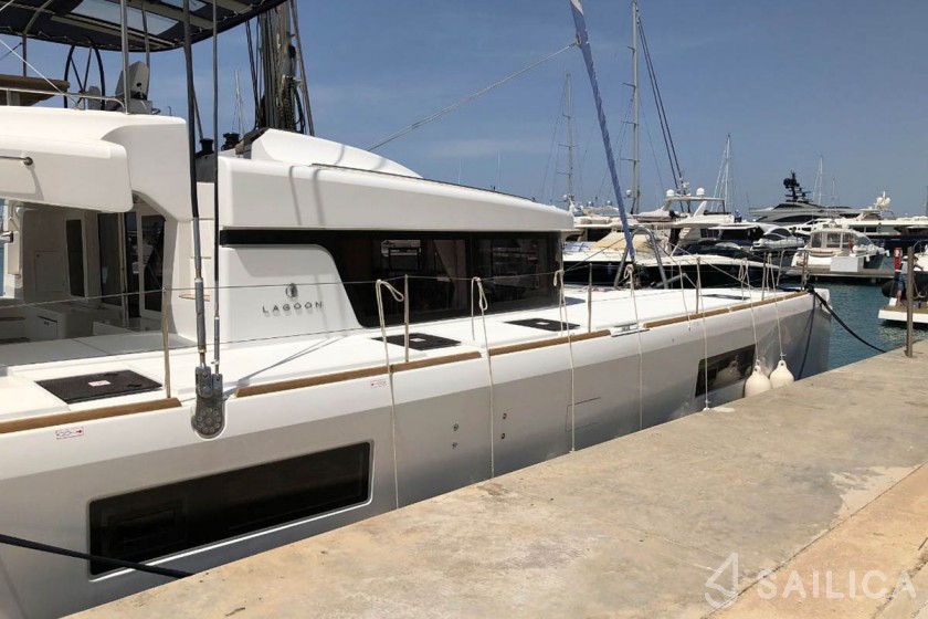 Lagoon 52F - Yacht Charter Sailica