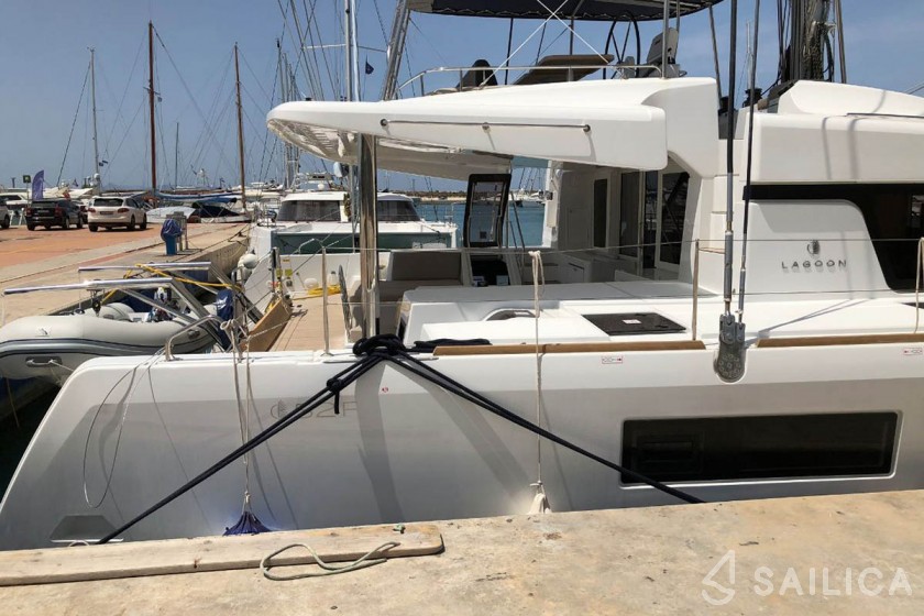 Lagoon 52F - Yacht Charter Sailica
