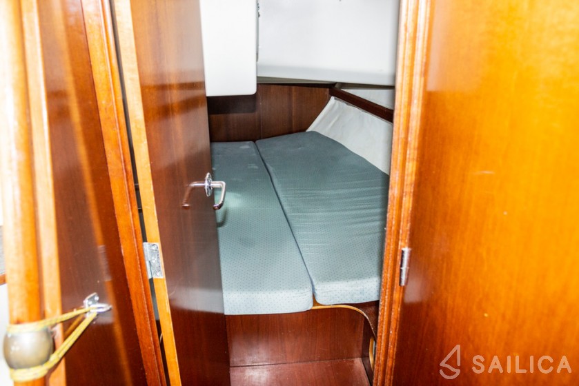 Oceanis 38.1 - Yacht Charter Sailica