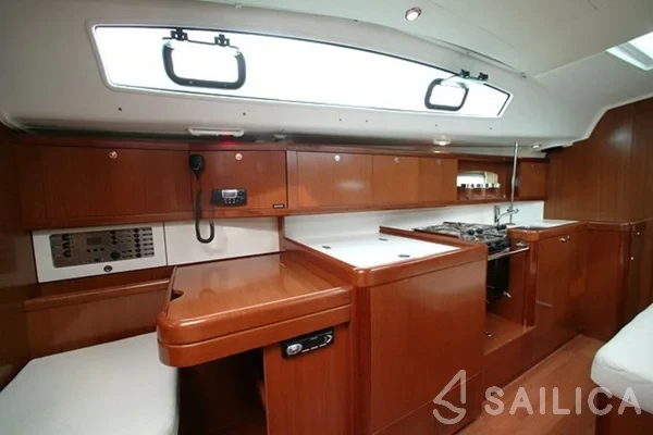 Oceanis 40 - Yacht Charter Sailica