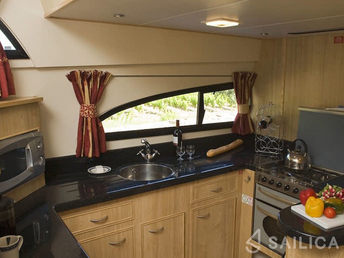 Le Boat Royal Mystique A - Yacht Charter Sailica