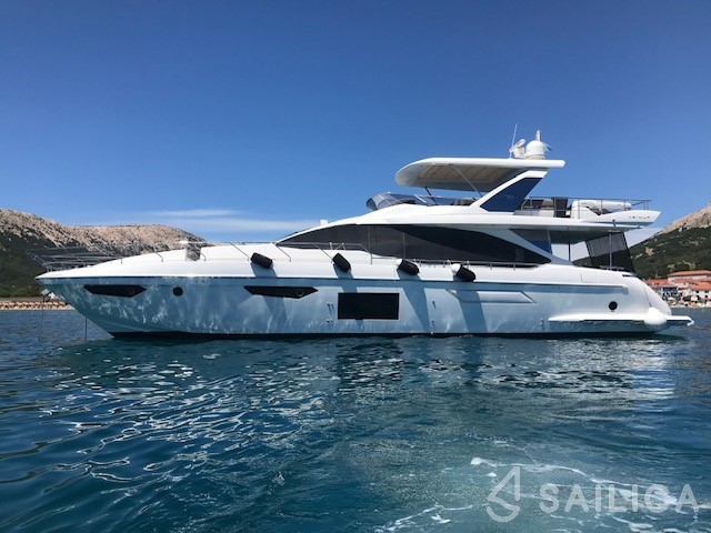 Azimut 72 - Yacht Charter Sailica