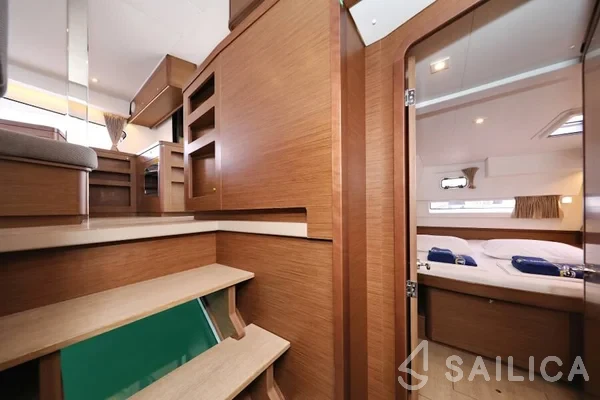 Lagoon 42 - Yacht Charter Sailica