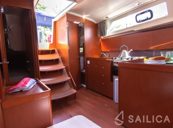 Oceanis 41.1 - Yacht Charter Sailica
