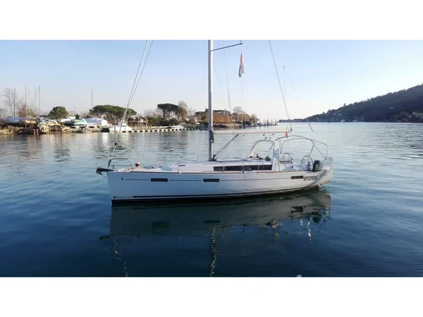 Oceanis 41.1 - Yacht Charter Sailica
