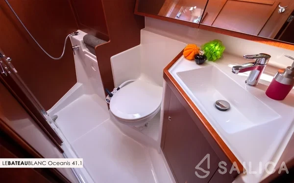 Oceanis 41.1 - Yacht Charter Sailica