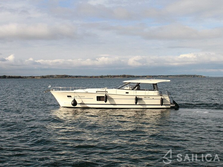 Delphia Escape 1350 - Yacht Charter Sailica